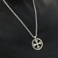 クロムハーツネックレス安いコピー シルバー 円形の十字架 おしゃれ ファッション シルバー