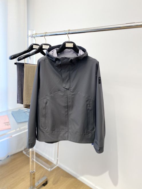 激安大特価最新作のデサント アパレルスーパーコピー 登山 ランニング 暖かい チャージャージャケット 防風 グレイ