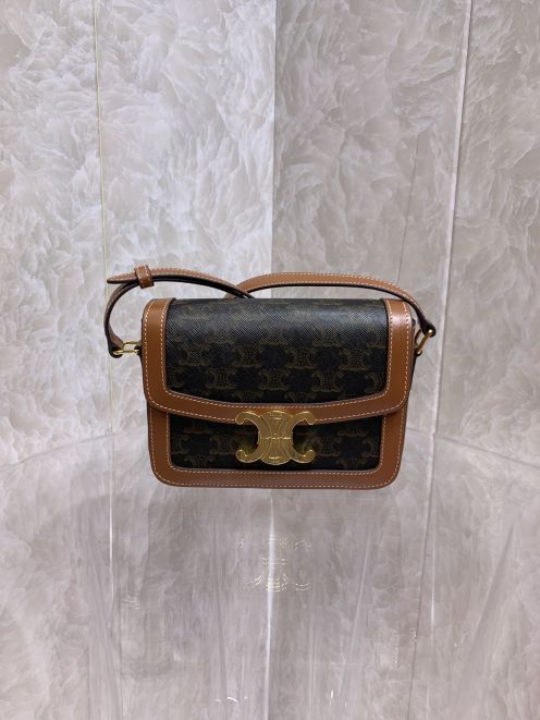 激安通販のレディース セリーヌバッグ偽物 Triomphe Canvasのクラシック