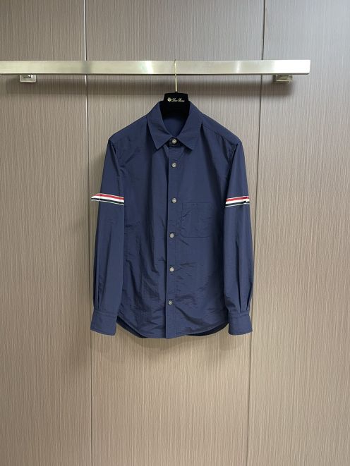 存在感のあるトム・ブラウン人気シャツn級品 両袖にブランドストライプの装飾