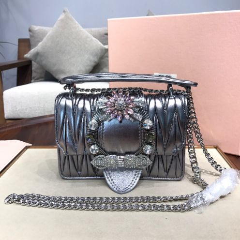 miumiu マテラッセ バッグ偽物 レディース 斜め掛けバッグ 持ちバッグ レザー シンプル キラキラ ブラック