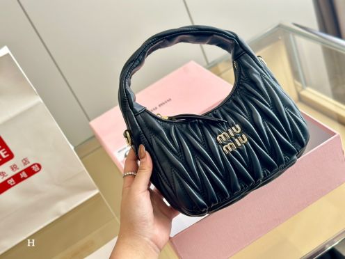 miumiu トート激安通販 ファッション 持ちバッグ 高級感 レディース 柔らかい プレゼント レザー ブラック