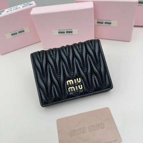 miumiu カバンスーパーコピー レザー 財布 最新品 柔らかい レザー 高級感 2つ折り レディース ブラック