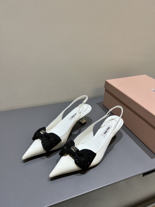 miumiu スニーカー キラキラスーパーコピー 軽量 歩きやすい パンプス 牛革 可愛い 人気シューズ レディース ホワイト