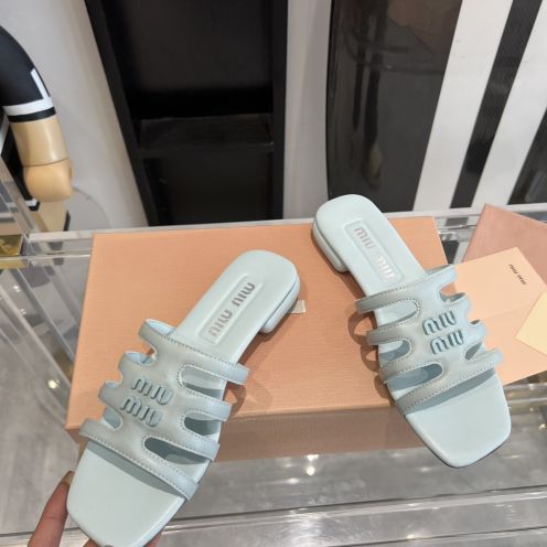 miumiu の スニーカーＮ級品 レザー 夏シューズ レディース スリッパ おしゃれ スクエア 空色 ブルー