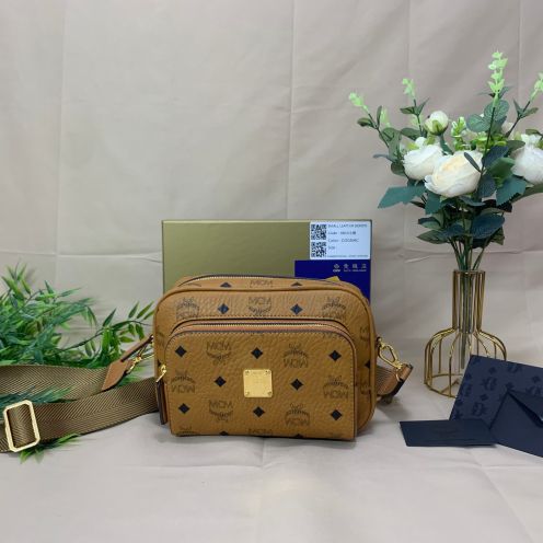 MCMバッグセレクト偽物 斜め掛けバッグ カメラバッグ カジュアル 人気定番 シンプル 大容量 ブラウン