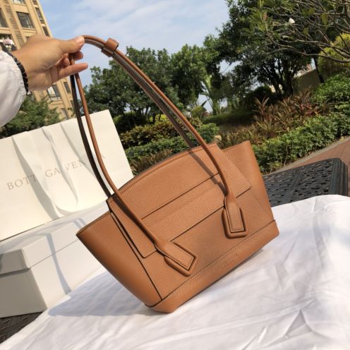 bottega venetaボッテガヴェネタ 巾着バッグスーパーコピー 肩掛けバッグ 持ちバッグ 大容量 ファッション ブラウン
