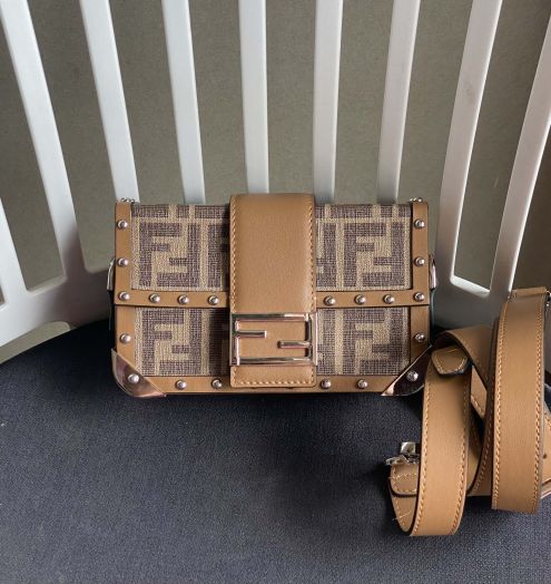 フェンディ スパイバッグＮ級品 斜め掛けバッグ 男女兼用 レザー ファッション 大人気 ミニ レディース ブラウン