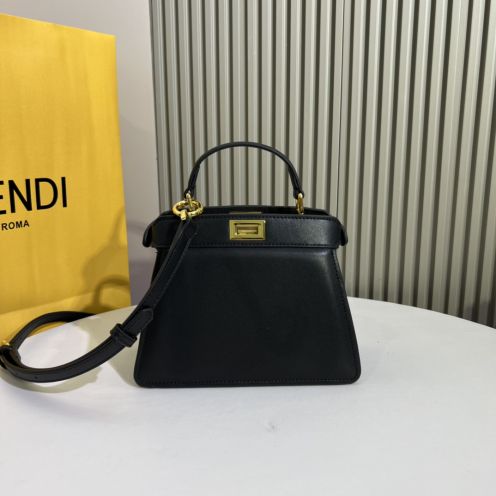 フェンディバッグ 黒 レザー偽物 斜め掛けバッグ 持ちバッグ 牛革 個性的 日常用 ファッション レディース ブラック