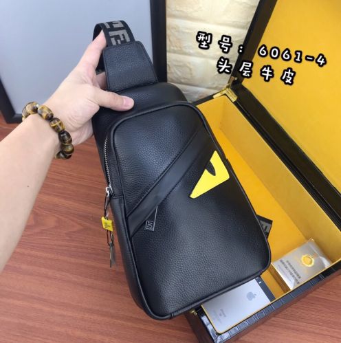 フェンディ スパイバッグＮ級品 斜め掛けバッグ 男女兼用 軽くて薄い ユーティリティチェストバッグ ブラック