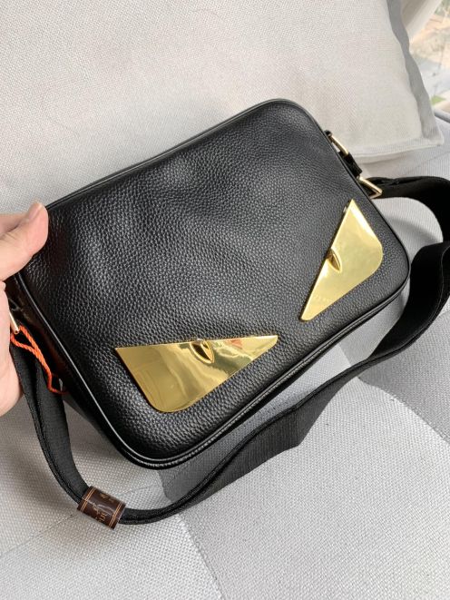 お買い得大人気  フェンディバッグコピー 斜め掛けバッグ シンプル 大人気 メンズ ブラック