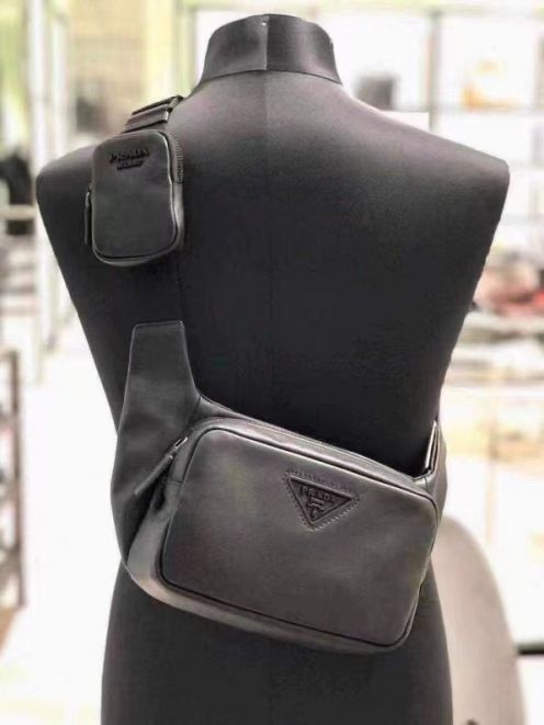 プラダ ポーチ ナイロンＮ級品 斜め掛けバッグ 牛革 レザー 人気 シンプル ナイロン 大容量 ポケット付き ブラック