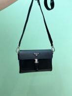 プラダ バッグ 耐久性激安通販 斜め掛けバッグ 牛革 レザー 人気新品 シンプル 男女兼用 大容量 ブラック