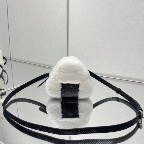 フェンディバッグ 黒 レザースーパーコピー おにぎり形 魅せる 可愛い もこもこ 柔らかい 人気商品 ホワイト