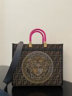 フェンディ 通勤バッグスーパーコピー 持ちバッグ 優雅 レディース ロゴプリント Ｍサイズ 大容量 ファッション ブラウン