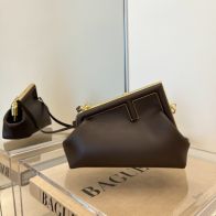 フェンディ アンバサダーＮ級品 斜め掛けバッグ デザインがいい ファッション 魅せる 本革採用 レディース 2サイズ ブラウン