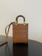 フェンディ お財布ショルダー偽物 斜め掛けバッグ 持ちバッグ ミニ 人気品 シンプル ロゴプリント 優雅 レディース ブラウン