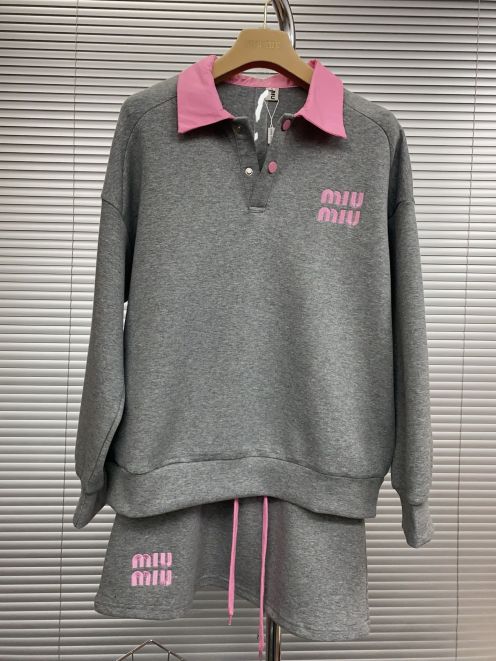 ミュウミュウオリパスーパーコピー 運動セット ショットスカート 長袖Ｔシャツ ランニング グレイ