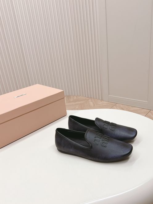 ミュウ ミュウ フラット シューズ偽物 モカシン レディースシューズ 柔らかい 歩きやすい 個性的 ブラック