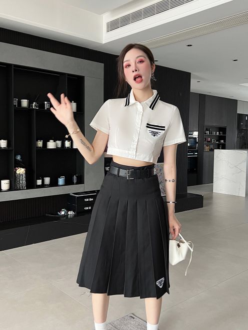 プラダ 服 値段激安通販 カジュアルスカートセット 品質保証 裾が程よく広がる 半袖白いシャツ 黒いスカート レディース 