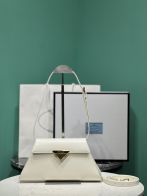 高級素材を採用斜めがけプラダバッグ 偽物 取り外し可能なショルダーストラップ メタルロゴ