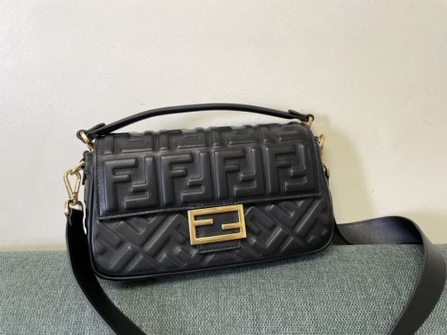 抜群な新鮮度フェンディ人気 カバン スーパーコピーバゲットシリーズ FFエンボスデザイン