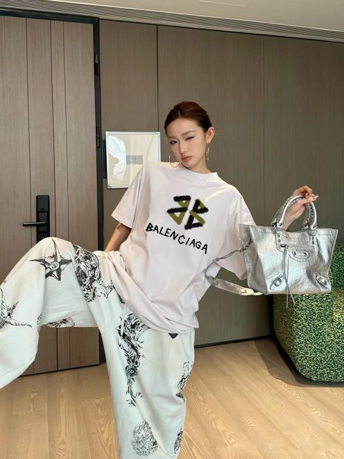 【先行予約】激安一番安いバレンシアガ アパレル  tシャツスーパーコピー トレンド感満載 ゆったりとしたフィット感