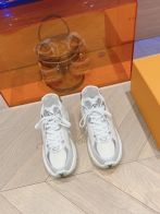 一番旬になるルイヴィトンおすすめスニーカー偽物 内里とインソール 羊革 イタリア製の本革ソール