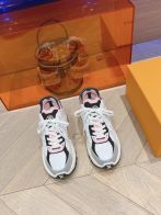 お買い得新品ルイヴィトンサイズ感スニーカーコピー 内里とインソール 羊革 イタリア製の本革ソール