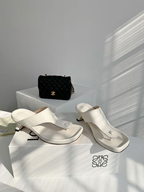 最新作存在感あるのloewe スリッパコピー本革を使用 4cmヒールの高さ