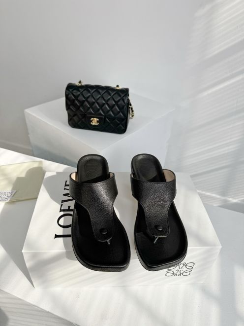 高評価！ロエベスリッパコピー本革を使用 4cmヒールの高さ