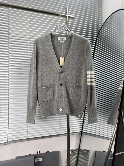 セール開催中 トムブラウン セーター ペンギン偽物 アウター トップス 柔らかい Vネック 高品質 ニット グレイ