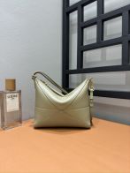 触り心地が良い loewe バッグ偽物 レザー 本革 柔らかい 大容量 斜め掛けバッグ 66005 グレイ