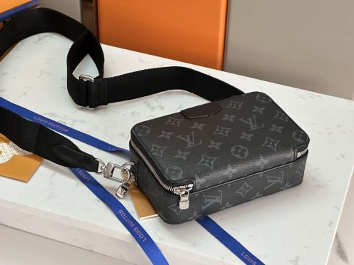 爆買いで大得価の ルイヴィトンバッグ 黒コピー シンプル 牛革 レザー 斜め掛けバッグ M81260 ブラック