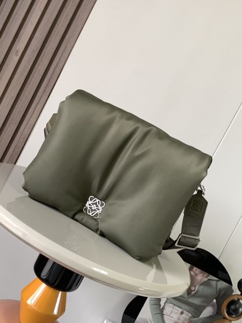 ロエベ トート バッグスーパーコピー 斜め掛けバッグ ふんわり 柔らかい ロゴ刺繍 日常 調整可 9120 グリーン