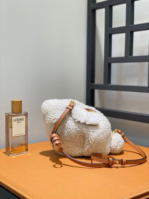 可愛い loewe バッグ激安通販 レザー 牛革 モフモフウサギバッグ 斜め掛けバッグ 66016 ホワイト