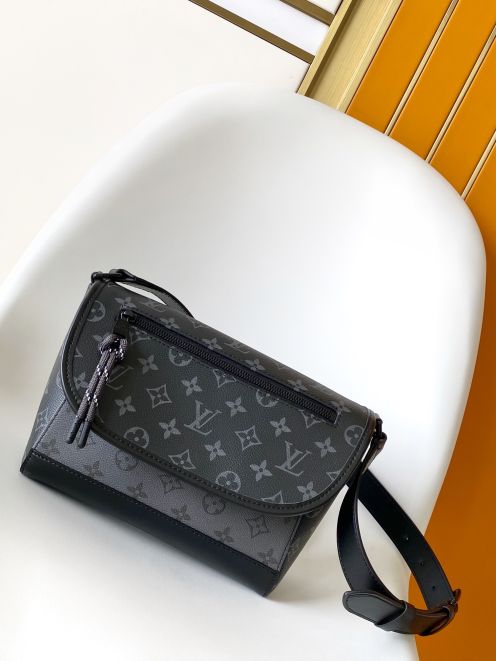 LV 最新の2025年 ヴィトン バッグ 結婚式Ｎ級品 レザー 精緻 柔らかい 斜め掛けバッグ M12681 ブラック