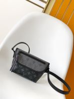 LV ヴィトン バッグ 黒偽物 レザー 精緻 柔らかい 斜め掛けバッグ 必需品 M12806 ブラック