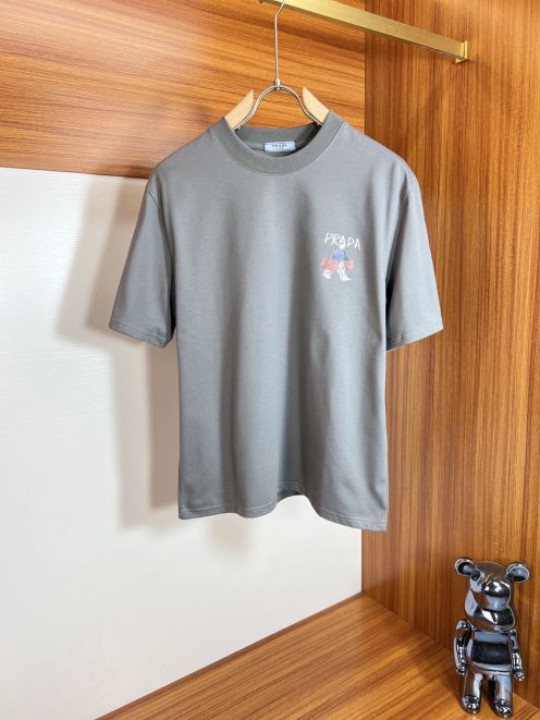 prada ティー シャツ激安通販 トップス 短袖Ｔシャツ 柔らかい 純綿 プリント 上質商品 グレー