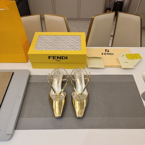 人気新作アイテム fendi シューズコピー ヒール4cm レザー 優雅レディ パップス ゴールド