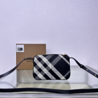 バーバリー ボストン バッグスーパーコピー 柔軟 斜め掛けバッグ 本革 レザー 縞 378155 ブラック