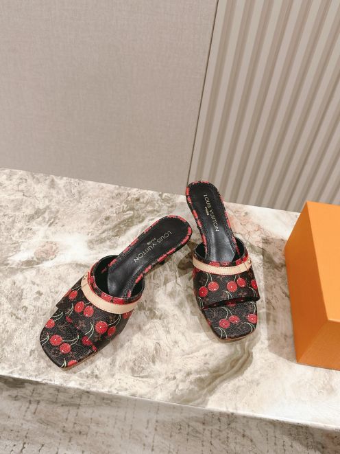 お洒落 ルイヴィトン サンダル激安通販 スリッパ  優雅レディ レザー プリント ハイヒール ブラック