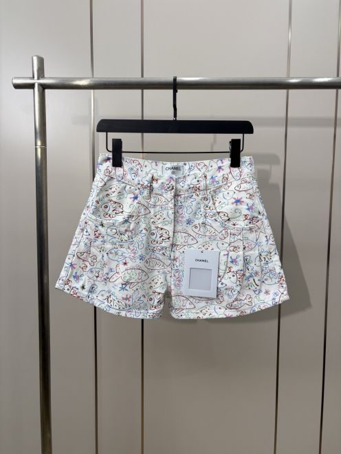 シャネル パンツスーパーコピー シンプル デニム素材 プリント 花柄 ショットパンツ ホワイト