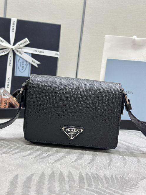 爆買いで大得価のプラダ クロシェット バッグＮ級品 本革 レザー 斜め掛けバッグ 2VD065 ブラック