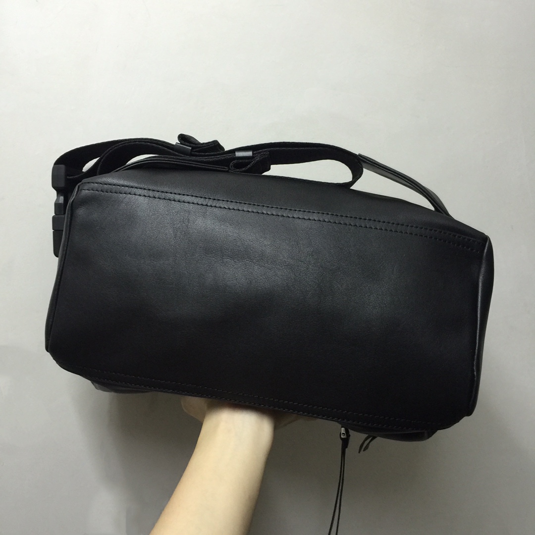 GIVENCHYジバンシィバッグスーパーコピー メンズ シングルショルダーバッグ ブランドロゴブラック_4