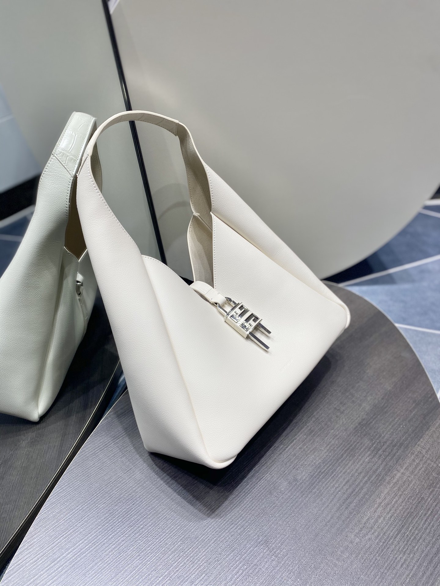 GIVENCHYジバンシィ 偽物 見分け方 レザーバッグ レディースバッグ ホワイト_3