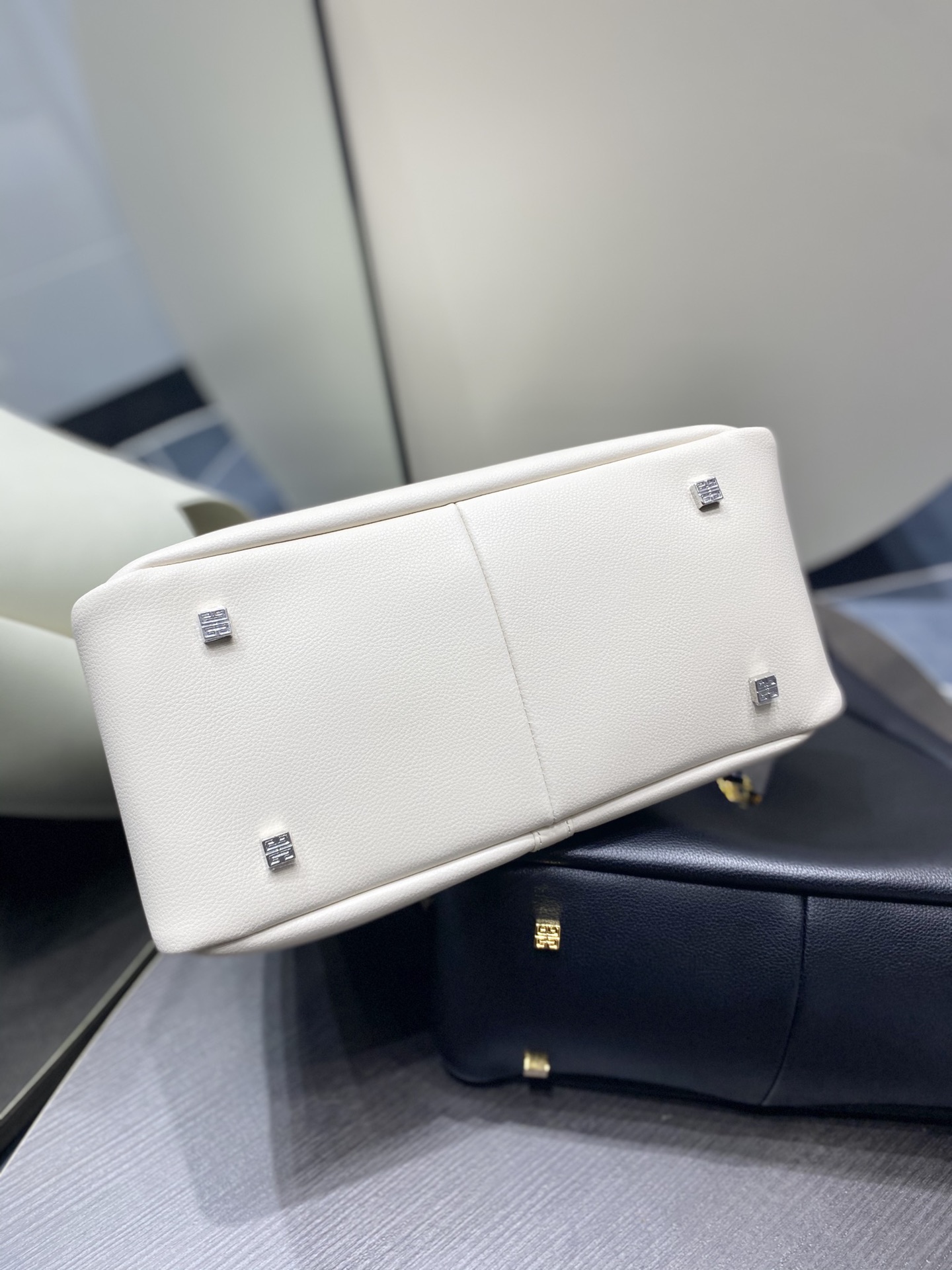 GIVENCHYジバンシィ 偽物 見分け方 レザーバッグ レディースバッグ ホワイト_6