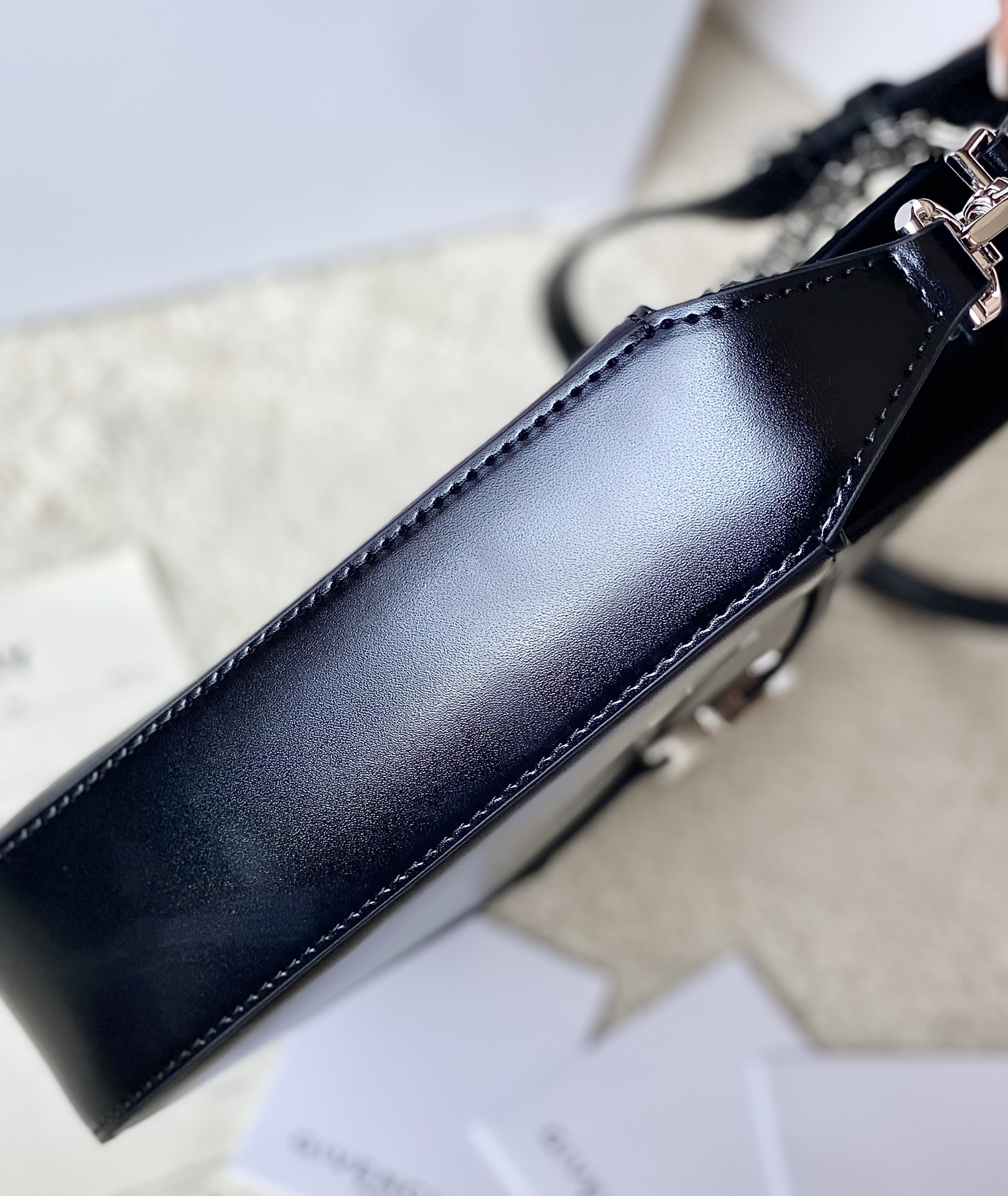 GIVENCHYジバンシー バッグ 偽物 見分け方 フランス レザーバッグ レディース 魅力 ブラック_2