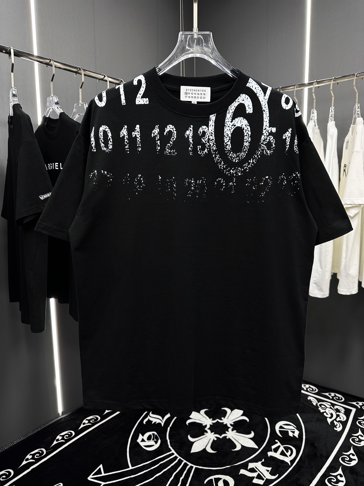 メゾンマルジェラ定番人気物コピー半袖Tシャツコットンブラック柔らかい花柄春夏刺繍_1