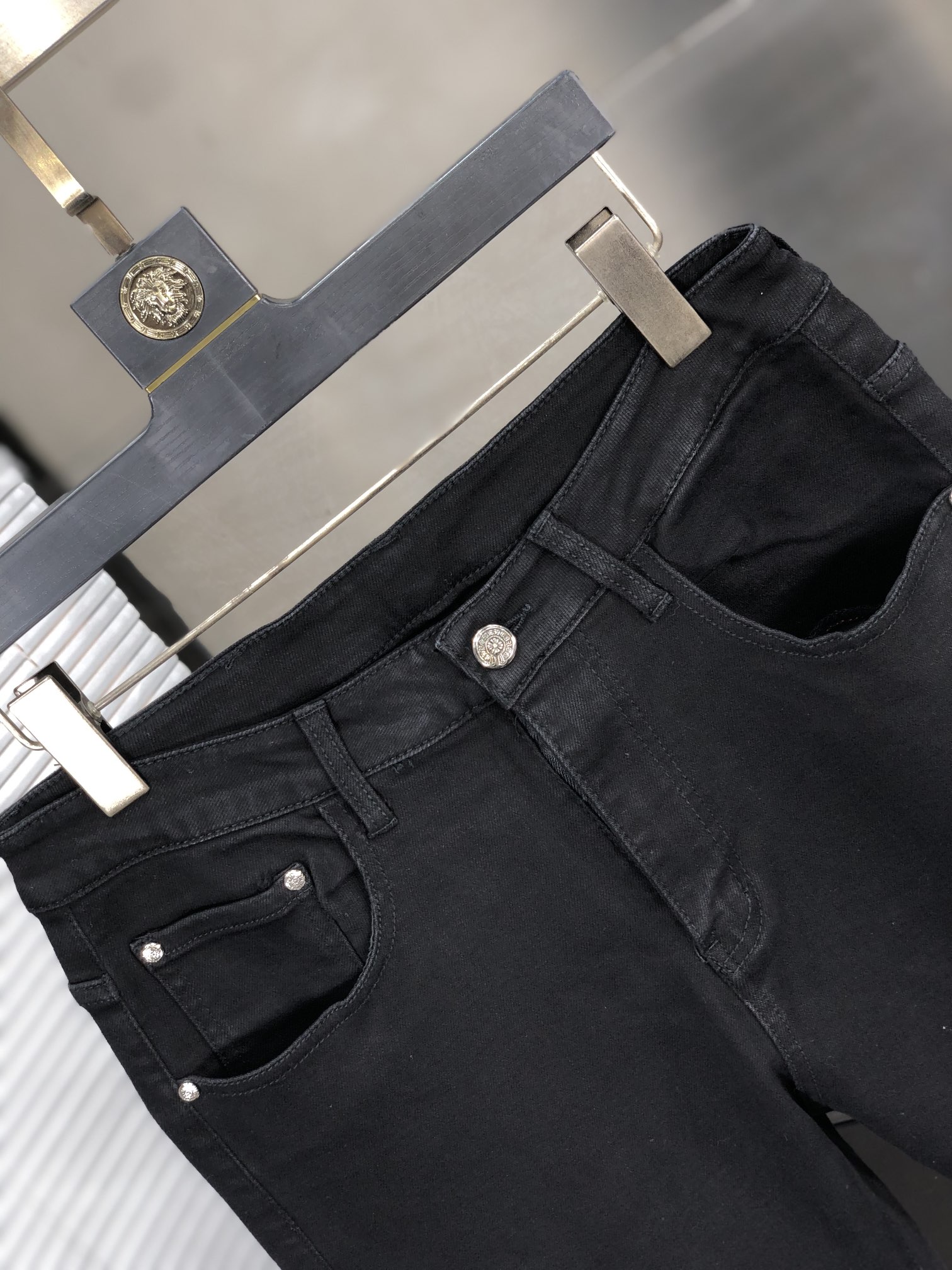シンプル印象になってクロムハーツの服ｎ級品 デニムズボン ファッション 日常 ジンーズ ブラック_4
